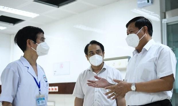 Thứ trưởng Bộ Y tế Đỗ Xuân Tuyên và các chuyên gia hỗ trợ phòng, chống dịch COVID-19 tại tỉnh Bắc Ninh. (Ảnh: PV/Vietnam+).