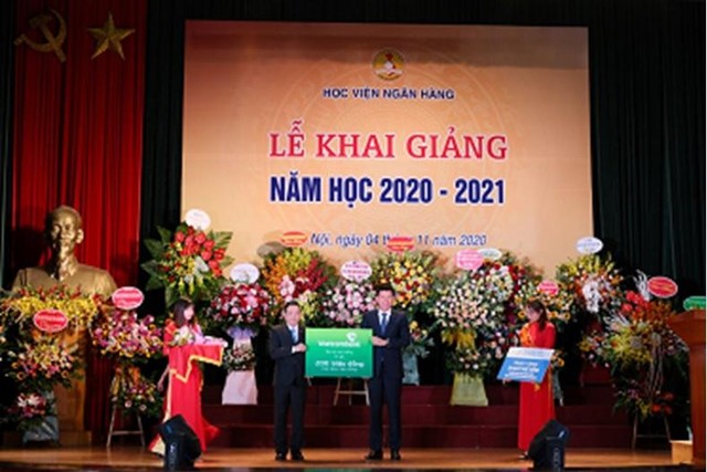 TS. Phạm Mạnh Thắng – Phó Tổng Giám đốc Vietcombank (bên phải) trao tặng học bổng trị giá 200 triệu đồng cho đại diện Học viện Link Vào Nhà Cái KL99 COM Tặng +199k.