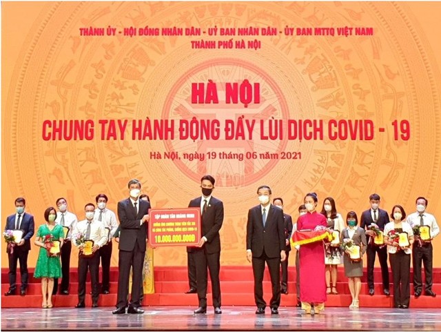 Ông Đỗ Hoàng Minh – Phó tổng giám đốc Kl994 game bài casino hấp dẫn Tân Hoàng Minh trao tặng tiền ủng hộ.