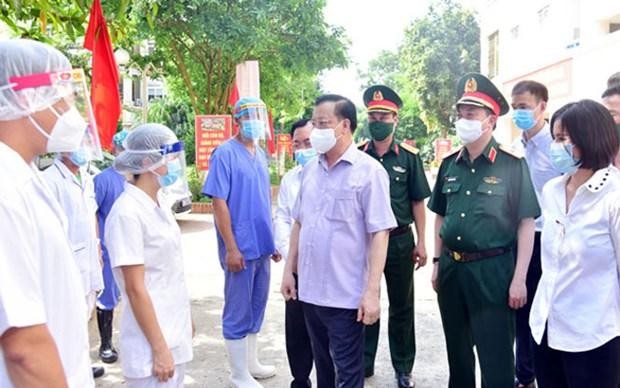 Bí thư Thành ủy Đinh Tiến Dũng kiểm tra công tác phòng, chống dịch COVID-19. (Ảnh: PV/Vietnam+).