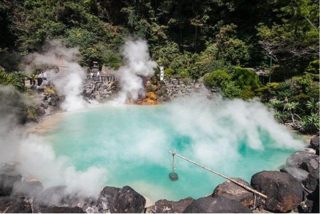 Khu nghỉ dưỡng suối nước nóng lớn nhất thế giới Beppu Onsen (Nhật Bản).