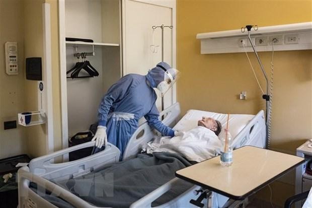 Điều trị cho bệnh nhân nhiễm COVID-19 tại bệnh viện ở Turin, Italy. (Ảnh: AFP/TTXVN).
