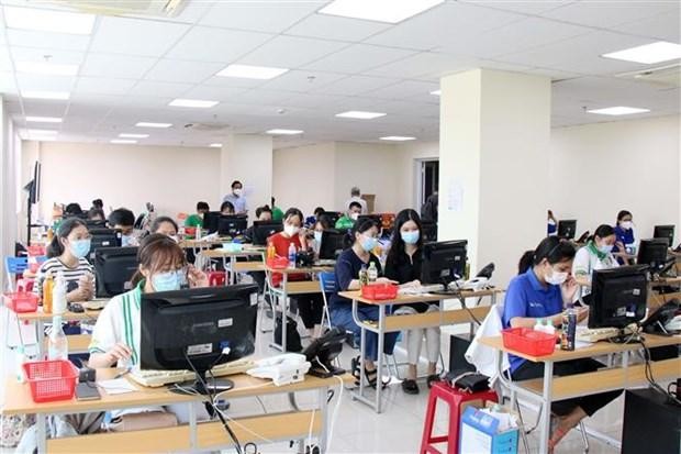 Các tổng đài viên tại Trung tâm cấp cứu 115 dã chiến gồm nhiều lực lượng như sinh viên y khoa, nhân viên xe khách Phương Trang, thanh niên tình nguyện… hỗ trợ người dân gặp khó khăn do dịch COVID-19. (Ảnh: Tiến Lực/TTXVN).