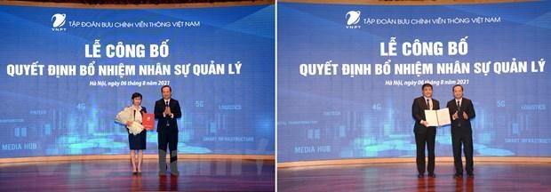 Chủ tịch VNPT Phạm Đức Long (bên phải mỗi ảnh) trao quyết định bổ nhiệm cho 2 Phó Tổng giám đốc. (Ảnh: T.Q).