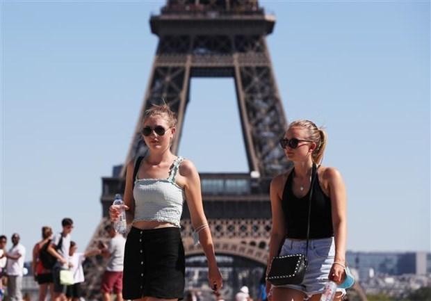 Du khách thăm quan Tháp Eiffel ở Paris, Pháp ngày 7/8/2020. (Ảnh: THX/TTXVN).