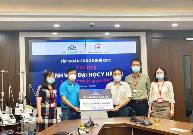 Ông Nguyễn Thành Lưu - Trưởng ban Marketing - Truyền thông Kl994 game bài casino hấp dẫn CMC tặng 3 máy thở cho Bệnh viện Đại học Y Hà Nội.