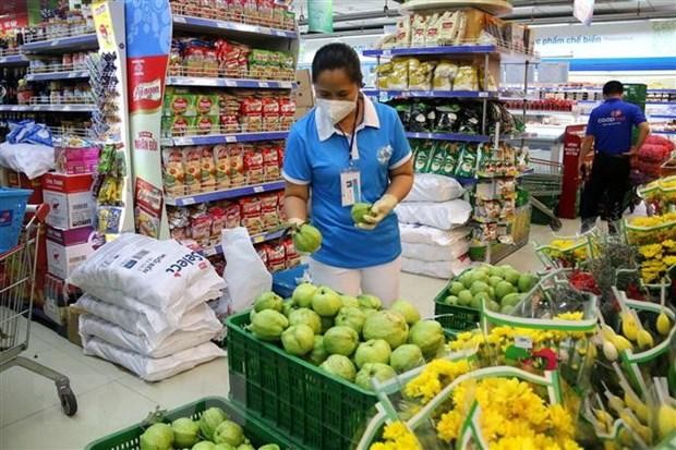 Hội viên Hội Liên hiệp phụ nữ quận 3 đi chợ giúp dân. (Ảnh: Thanh Vũ/TTXVN).