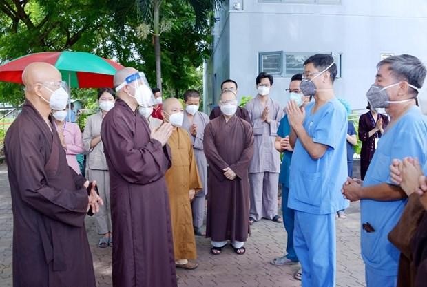 Đại diện Trung ương Giáo hôi Phật giáo Việt Nam do Thượng tọa Thích Đức Thiện dẫn đầu thăm hỏi động viên các y bác sỹ Bệnh viện Dã chiến thu dung, điều trị COVID-19 (thành phố Thủ Đức). (Ảnh: Xuân Khu/TTXVN).