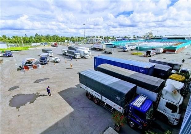 Sau khi không phải sang xe, đổi tài, không còn cảnh cả trăm xe chờ làm thủ tục vào thành phố Cần Thơ như các ngày trước đó. (Ảnh: Thanh Liêm/TTXVN).