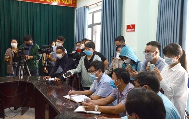 Các phóng viên tác nghiệp trong ngày Bộ Y tế công bố dịch COVID-19 xuất hiện trở lại tại Đà Nẵng. (Ảnh: Quốc Dũng/TTXVN).