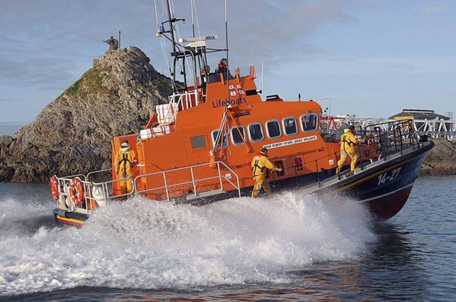 Tàu của tổ chức cứu hộ RNLI phát hiện ra người gặp nạn nhờ chỉ báo của những chú cá heo.