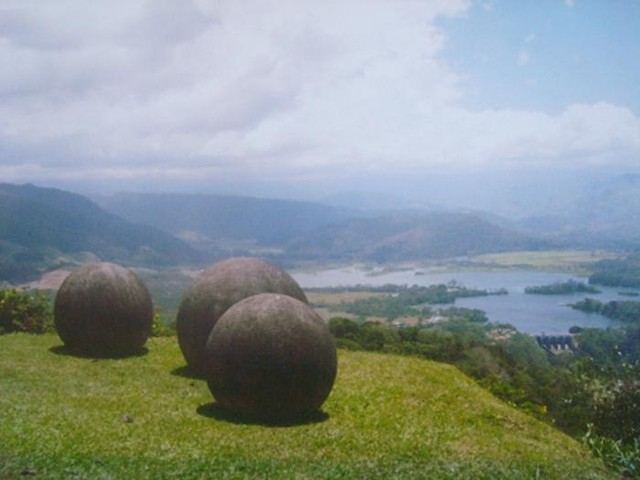 Những viên đá được tìm thấy vào năm 1930 trên vùng đồng bằng Diquís Delta và đảo Isla del Caño.