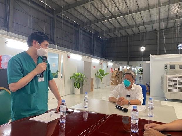 Thứ trưởng Bộ Y tế Nguyễn Trường Sơn làm việc tại Trung tâm Hồi sức tích cực bệnh nhân COVID-19 của Bệnh viện Bạch Mai. (Ảnh: PV/Vietnam+).