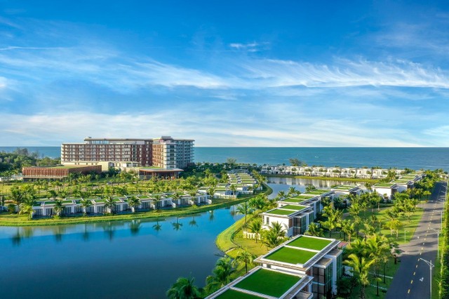 Khu nghỉ dưỡng 5 sao Mövenpick Resort Waverly Phú Quốc do MIKGroup phát triển được phủ xanh từ “lõi”.