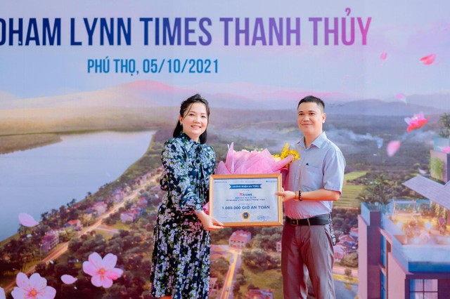 Hình ảnh Ban chỉ huy Ricons tại dự án Wyndham Lynn Times Thanh Thuỷ nhận bằng khen Chứng nhận an toàn (Xuất sắc đạt 1.000.000 giờ an toàn) (Nguồn ảnh: Onsen Fuji).