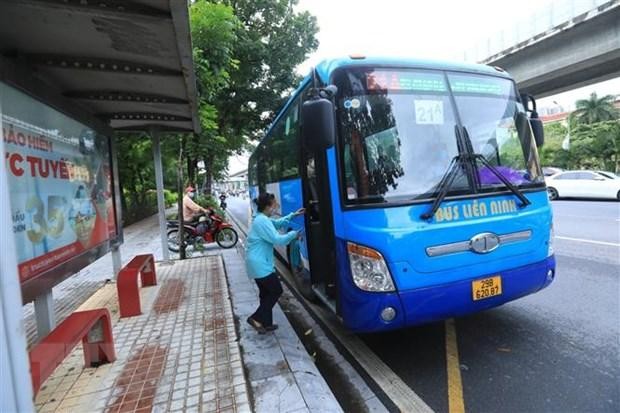 Khách lên xe buýt tại đường Nguyễn Trãi. (Ảnh: Tuấn Anh/TTXVN).