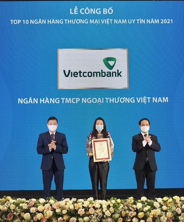 Đại diện Vietcombank nhận vinh danh Top 10 Link Vào Nhà Cái KL99 COM Tặng +199k thương mại uy tín năm 2021 từ Ban tổ chức chương trình.