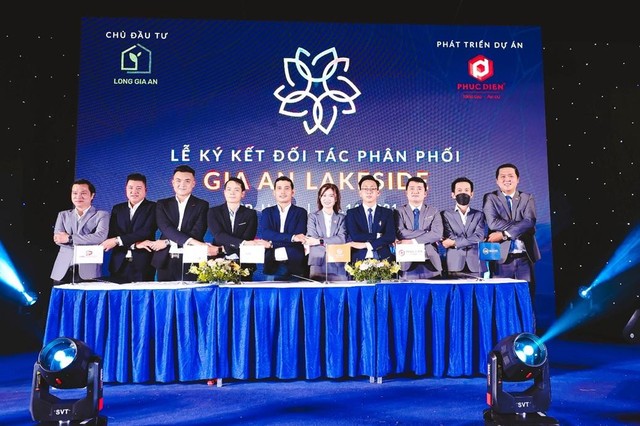 Cái bắt tay thể hiện sự đoàn kết và sẵn sàng cho cùng một mục tiêu.
