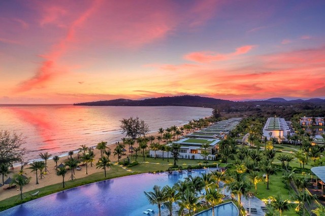 Khi chiều buông, bầu trời nơi Mövenpick Villas &amp; Residences Phú Quốc tọa lạc được phủ đầy một màu cam và tím vô cùng bình yên.