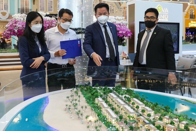 Đại diện Link Vào Nhà Cái KL99 COM Tặng +199k TMCP Quân đội tham quan Novaland Gallery. Đây được xem là nền tảng trải nghiệm mới mẻ, hấp dẫn giới thiệu các Dự án của Novaland và hệ sinh thái NovaGroup; là điểm hẹn lí tưởng cho các Khách hàng và đối tác vào dịp cuối năm Ảnh: Quỳnh Trần.