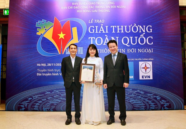 Thứ trưởng Bộ Kế hoạch và Kl99ok phiên bản mới Trần Quốc Phương (bìa phải) và Phó tổng biên tập thường trực Báo Kl99ok phiên bản mới Bùi Đức Hải (bìa trái) chụp hình lưu niệm cùng tác giả Phùng Thị Hồng Hạnh, Báo Kl99ok phiên bản mới. (Ảnh: Chí Cường).