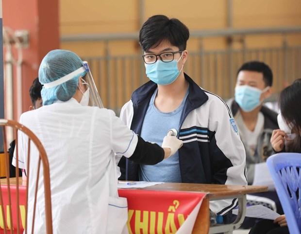 Tất cả học sinh khi đến tiêm đều được kiểm tra sức khỏe, tư vấn về các phản ứng sau tiêm. (Ảnh: Thanh Tùng/TXVN).