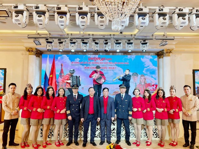 Phi hành đoàn thực hiện chuyến bay đầu tiên của Vietjet tháp tùng chuyến bay của Chủ tịch nước đến với xứ sở bạch dương. Phi hành đoàn thực hiện chuyến bay đầu tiên của Vietjet tháp tùng chuyến bay của Chủ tịch nước đến với xứ sở bạch dương.