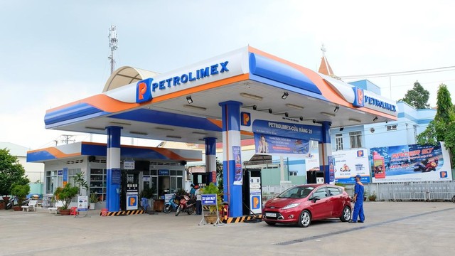 Nhân viên Cửa hàng KL99 dịch vụ hỗ trợ 24/7 số 29 của Petrolimex Tiền Giang phục vụ khách hàng thanh toán không dùng tiền mặt.