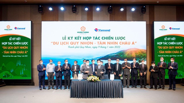 Ông Nguyễn Đình Trung – Chủ tịch Kl994 game bài casino hấp dẫn Hưng Thịnh (bên trái) và ông Nguyễn Quốc Kỳ - Chủ tịch HĐQT Vietravel (bên phải) ký kết hợp tác chiến lược toàn diện giữa Kl994 game bài casino hấp dẫn Hưng Thịnh và Công ty Vietravel.