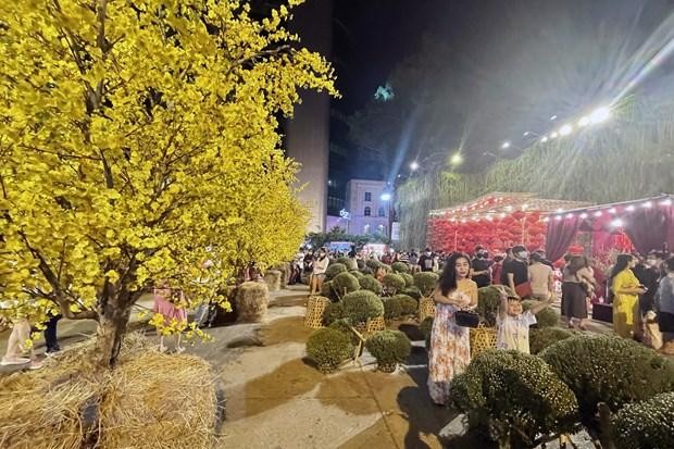 Người dân Thành phố Hồ Chí Minh náo nức chụp ảnh lưu niệm bên tiểu cảnh mùa Xuân tại Lễ hội Tết Việt lần 3 năm 2022. (Ảnh: Mỹ Phương/TTXVN).