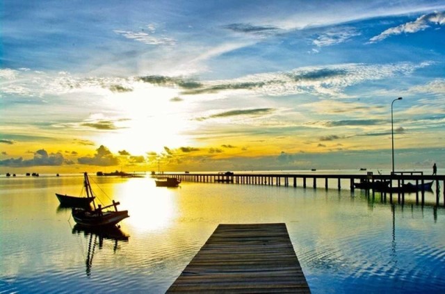 Bình minh trên làng chài cổ 100 năm Hàm Ninh.