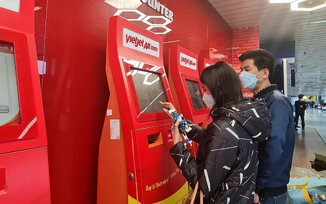 Hành khách làm thủ tục tại quầy check-in tự động (Ảnh: Đức Minh). Hành khách làm thủ tục tại quầy check-in tự động (Ảnh: Đức Minh).