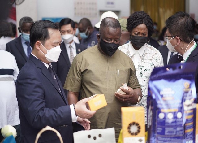 Tổng thống nước Cộng Hòa Sierra Leone đến tham quan nhà máy gạo tại Thành phố Long Xuyên, tỉnh An Giang.
