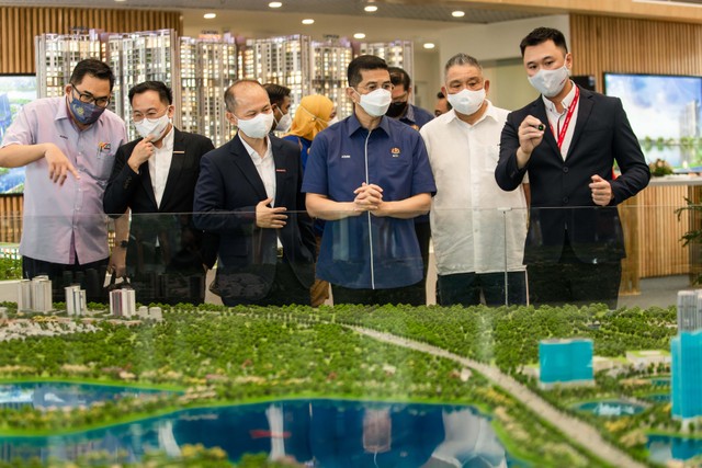 Đại diện Gamuda Land Việt Nam giới thiệu dự án Gamuda City cho Bộ trưởng.
