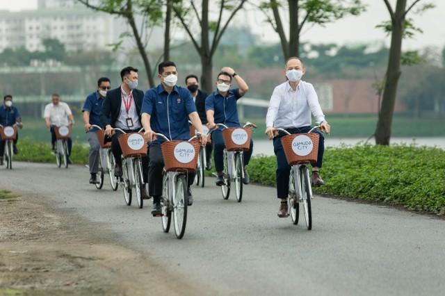 Bộ trưởng và đại diện Gamuda Land Việt Nam đạp xe tham quan công viên Yên Sở.