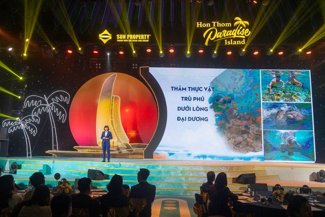 Bà Mai Thị Hồng Quyên - Giám đốc Kl992 VIP Trang Chủ 2026 Sun Property thuyết trình về Hon Thom Paradise Island. Ảnh Sun Property.