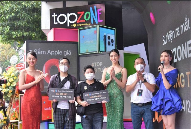 Hoa hậu Tiểu Vy và Lương Thùy Linh tại buổi khai trương TopZone APR Khánh Hội.