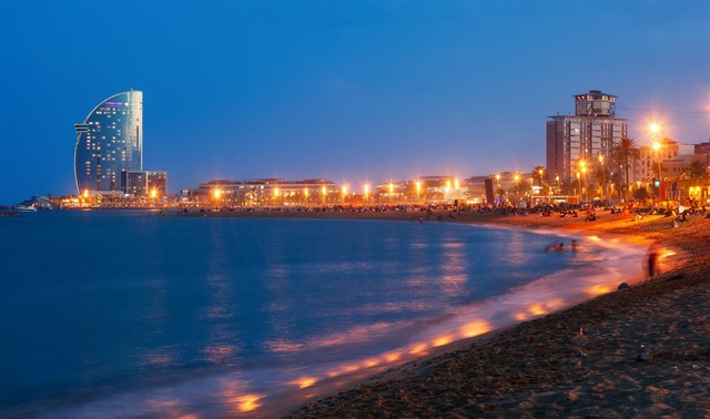 Khách sạn W hình cánh buồm lộng lẫy – biểu tượng xa hoa của Barcelona.