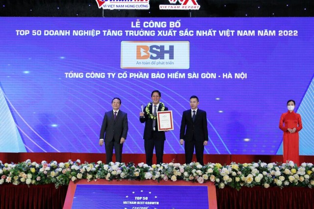 Ông Lê Hoài Nam – Phó Tổng Giám đốc đại diện cho Kl99kl phiên bản hoạt động BSH nhận kỷ niệm chương và chứng nhận cho BSH.
