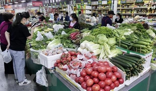 Người dân mua hàng tại một khu chợ ở Bắc Kinh, Trung Quốc. (Ảnh: THX/TTXVN).
