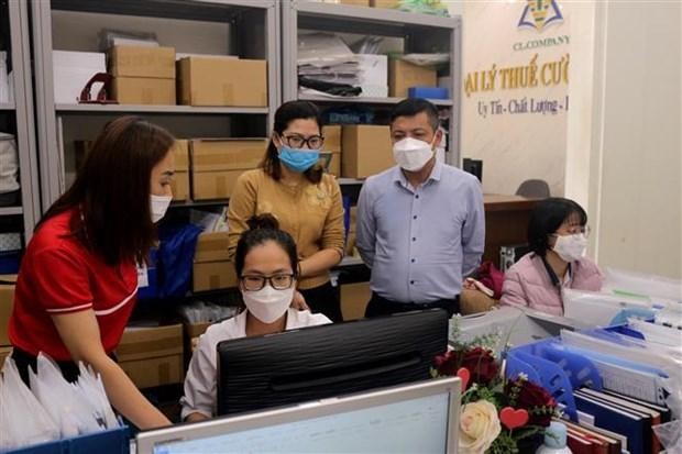 Việc sử dụng hóa đơn giấy sẽ được áp dụng đến hết ngày 30/6/2022. (Ảnh: Thanh Vân/TTXVN).
