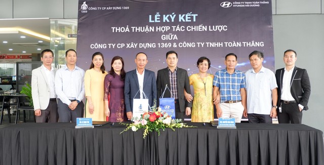 Đại diện Ban lãnh đạo hai công ty tại lễ ký kết.