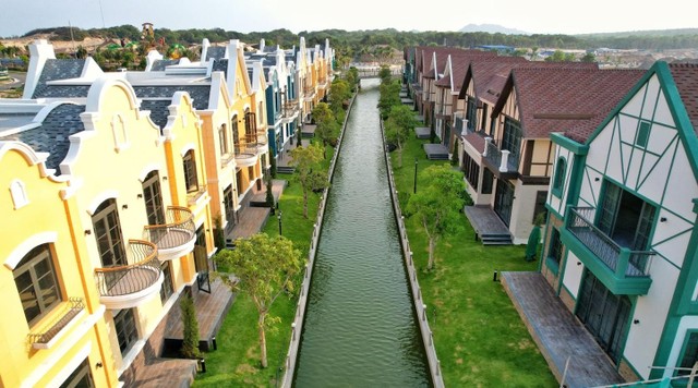 Novaland cùng với các thành viên trong hệ sinh thái NovaGroup nỗ lực hoàn thiện các đại đô thị, mang đến nhiều trải nghiệm mới mẻ cho du khách (Ảnh: Làng biệt thự cạnh kênh đào Lagoon thuộc phân kỳ The Tropicana tạo điểm nhấn cho Đô thị du lịch NovaWorld Ho Tram).