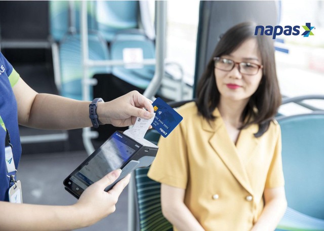 Người dân thanh toán vé xe bus bằng thẻ chip Napas.