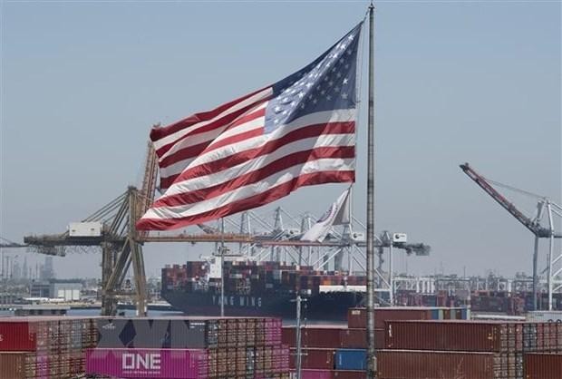 Container hàng hóa từ các nước châu Á chờ bốc dỡ tại cảng Long Beach, bang California (Mỹ). (Ảnh: AFP/TTXVN).
