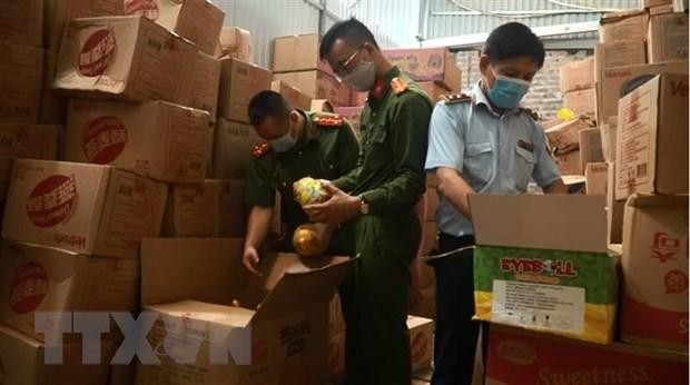 Lực lượng chức năng Hà Nội kiểm tra kho chứa hàng không rõ nguồn gốc xuất xứ. (Ảnh: TTXVN phát).