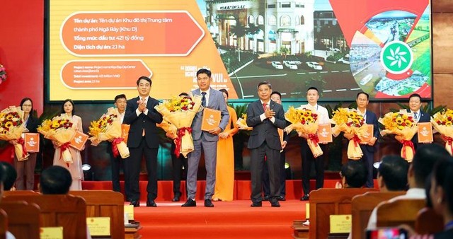 Lãnh đạo tỉnh Hậu Giang trao Giấy chứng nhận đăng ký Kl99ok phiên bản mới, Quyết định chủ trương Kl99ok phiên bản mới cho các nhà Kl99ok phiên bản mới.