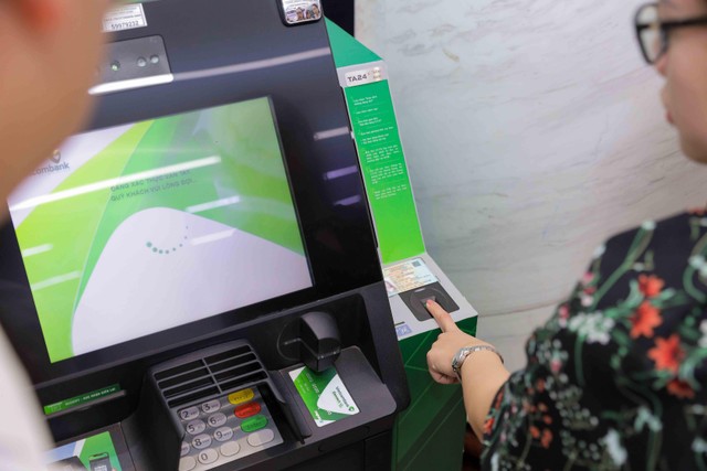 Khách hàng trải nghiệm rút tiền bằng CCCD gắn chip tại ATM của Vietcombank đặt tại chi nhánh Vietcombank Ba Đình, 72 Trần Hưng Đạo, Hoàn Kiếm, Hà Nội.