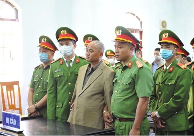 Bị cáo Đỗ Văn M. nghe toà tuyên án. Ảnh: Báo Công An Nhân Dân.