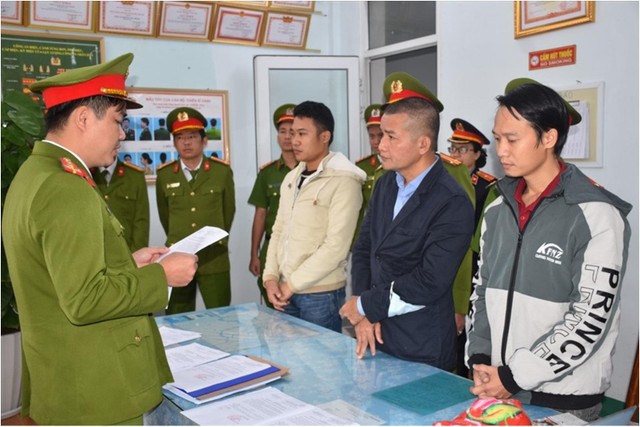 Cơ quan Công an tống đạt các quyết định khởi tố bị can và bắt tạm giam các đối tượng liên quan đến vụ việc. Ảnh: BHXHVN.